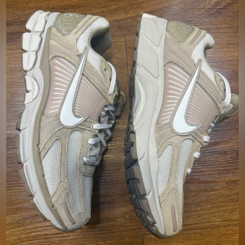 NIKE Zoom Vomero 5 Men’s 8.5/ Women’s 10 - Picture 4 of 9